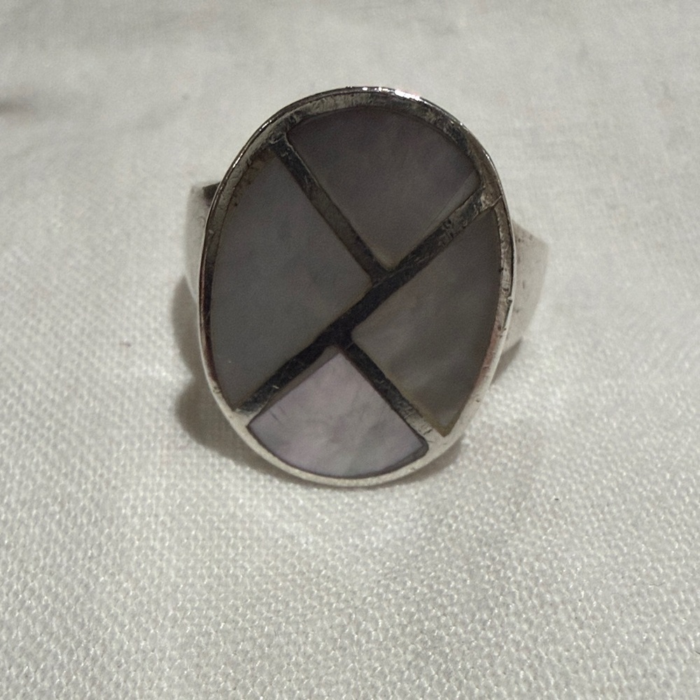 Vintage Sterling Silver And Mother Of Pearl Ring, size 8.5 - Picture 4 of 7